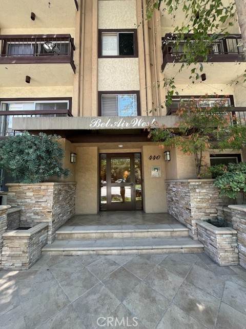 440 Veteran Avenue - Photo 1