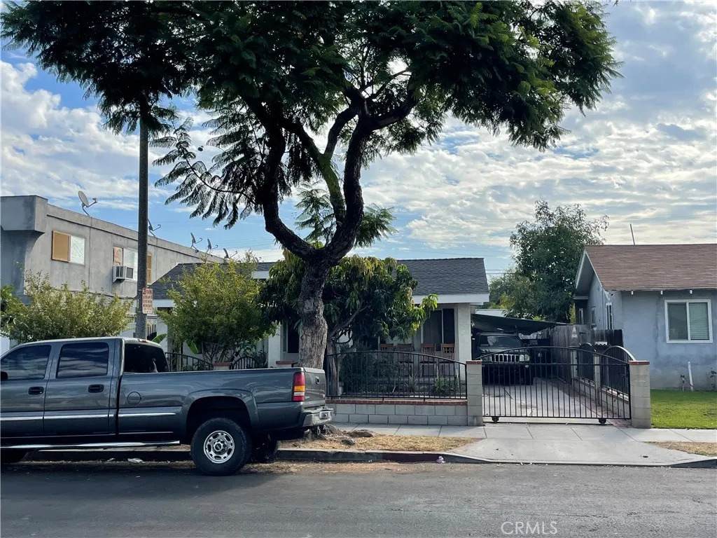 2366 Linden Avenue - Photo 1