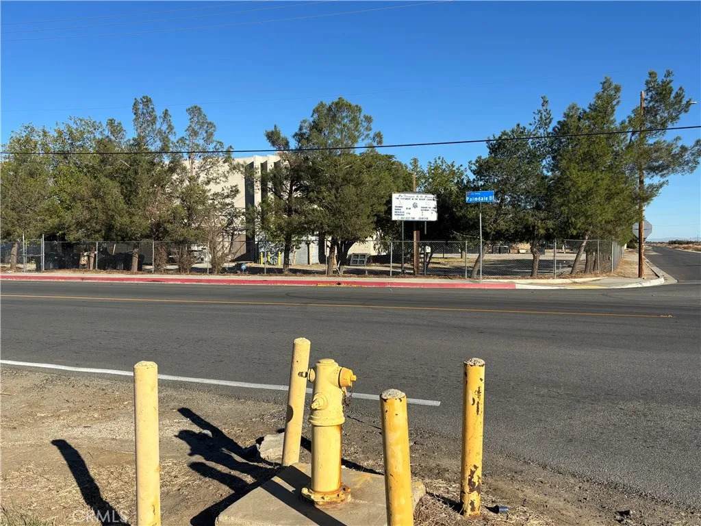 100 Palmdale Blvd - Photo 1