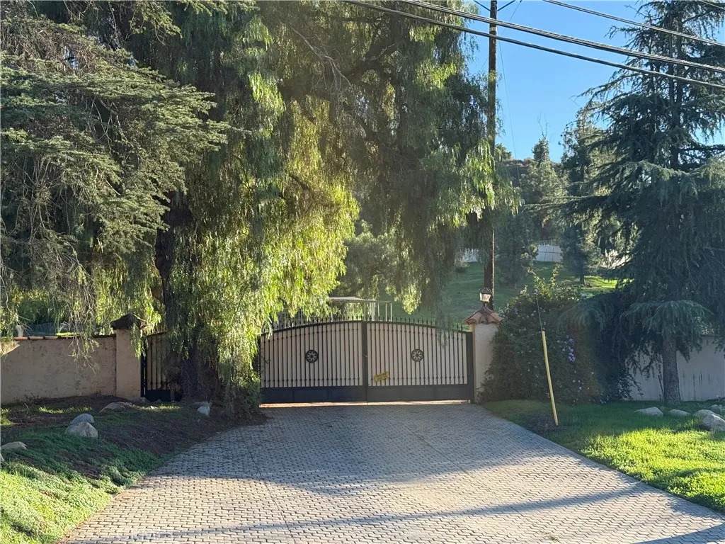 9528 Sunland Blvd - Photo 1