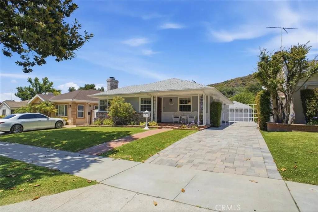 2049 Glenoaks - Photo 1