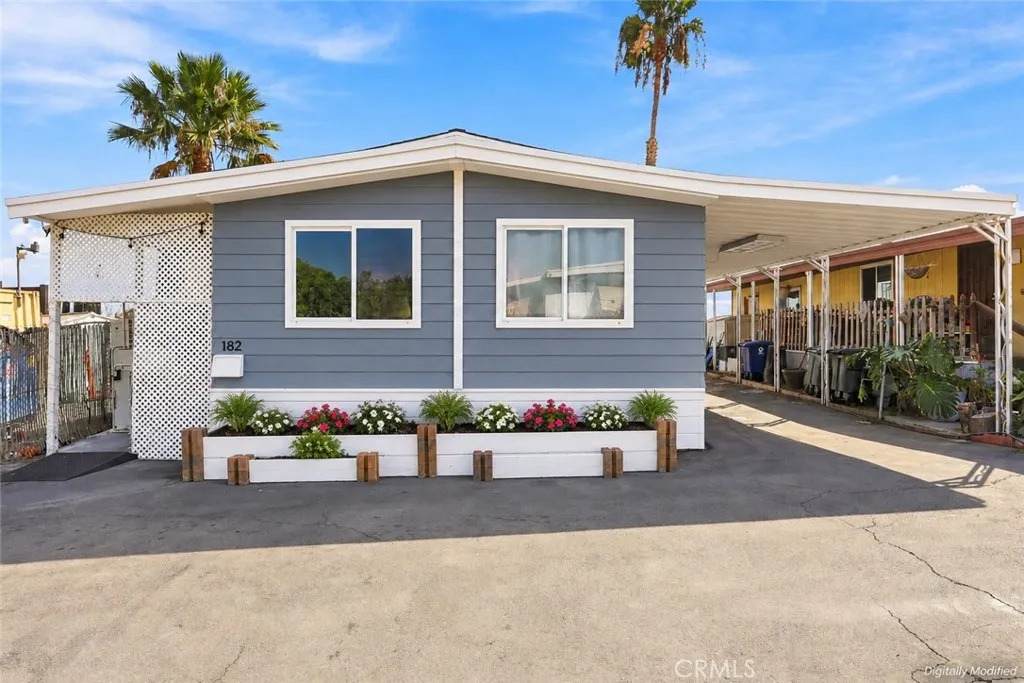 5450 N. Paramount Blvd. - Photo 1