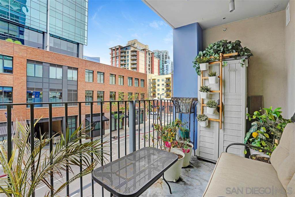 321 10Th Ave - Photo 1