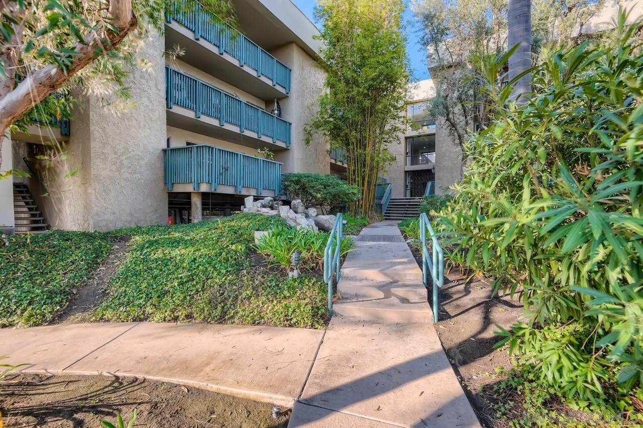 424 Bellflower Blvd - Photo 1