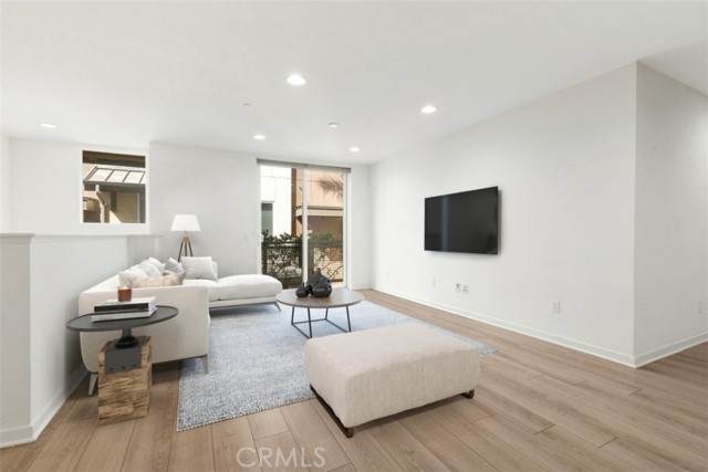 49 Waldorf - Photo 1