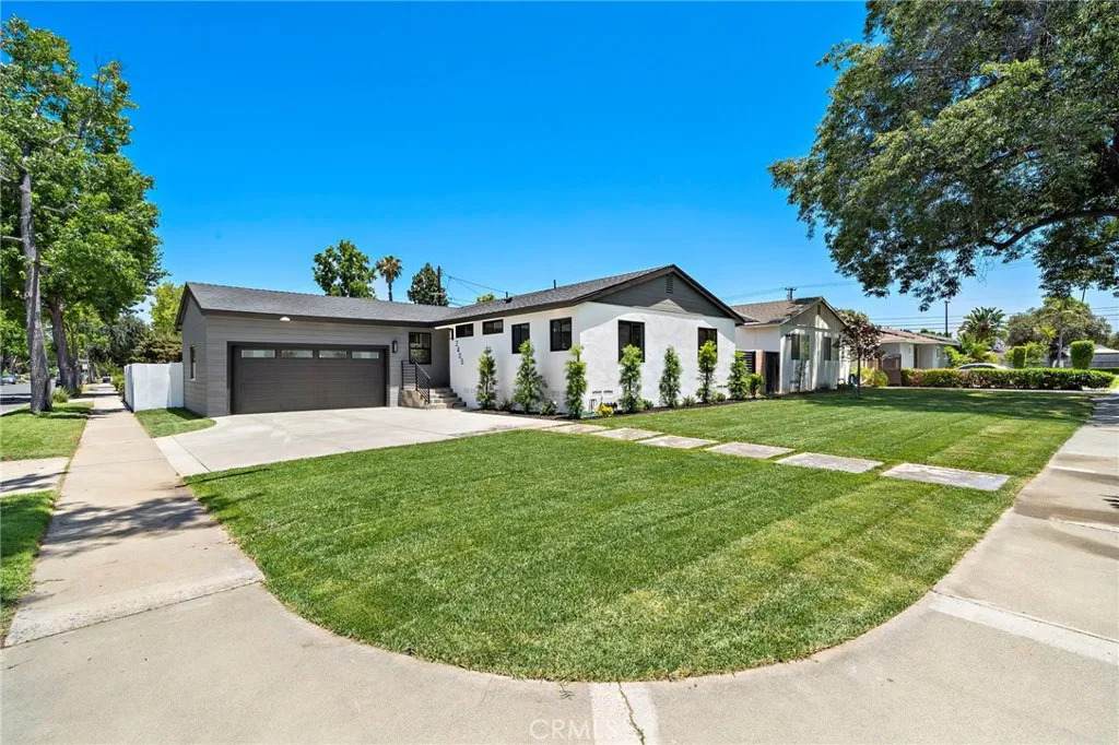 2405 Larchmont Avenue - Photo 1