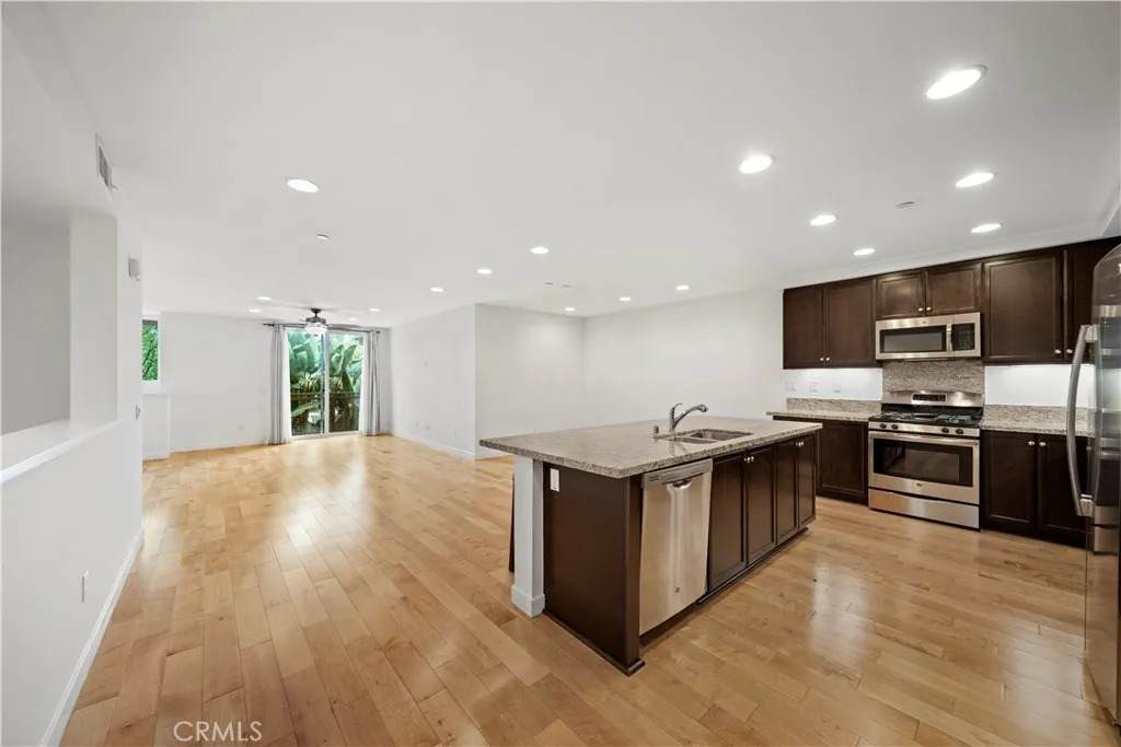 87 Waldorf - Photo 1