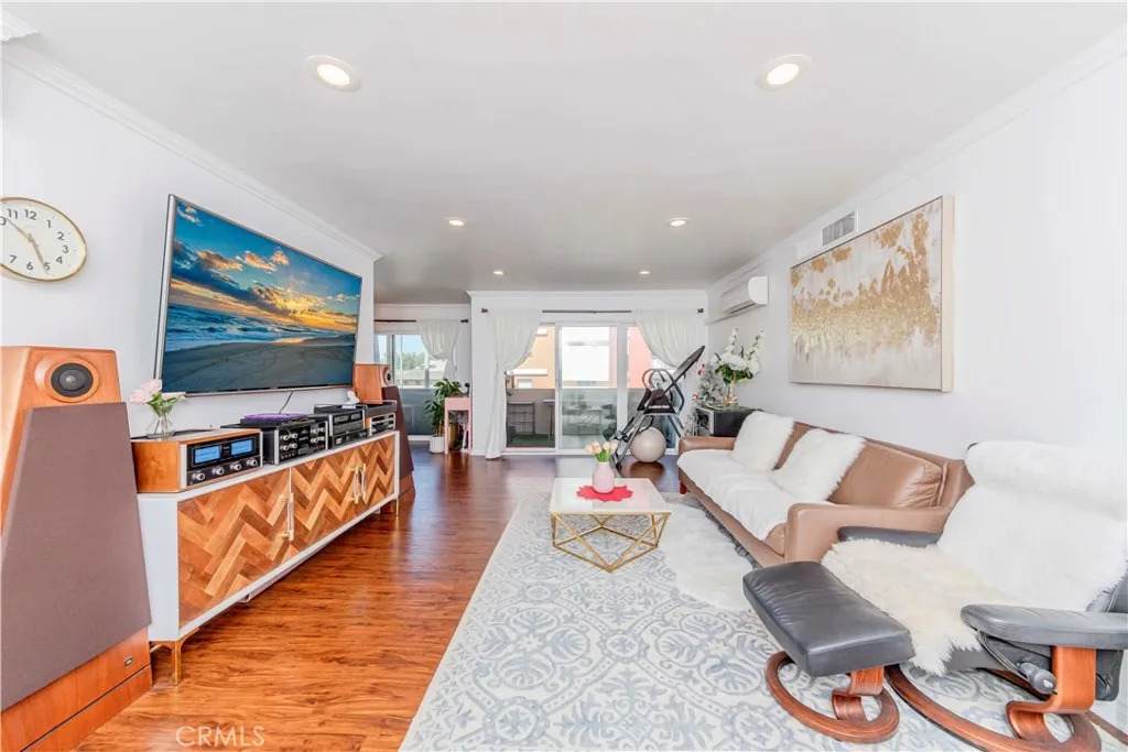 358 Gramercy Place - Photo 1