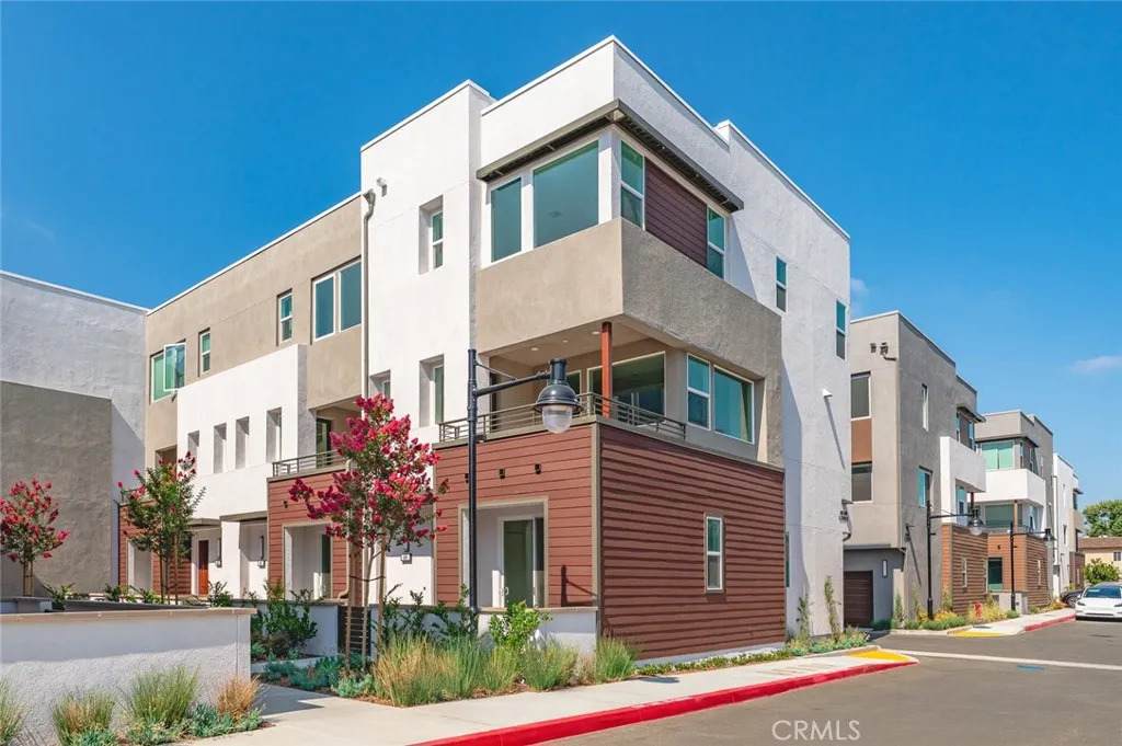 609 S Lyon St - Photo 1