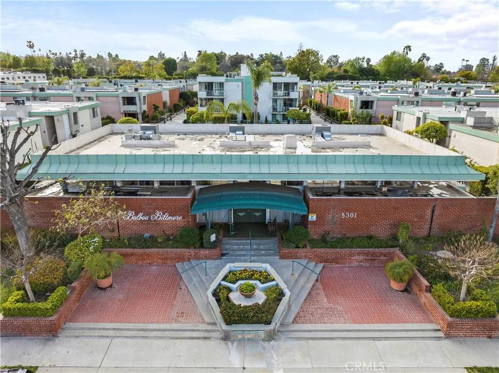 5301 Balboa Boulevard - Photo 1