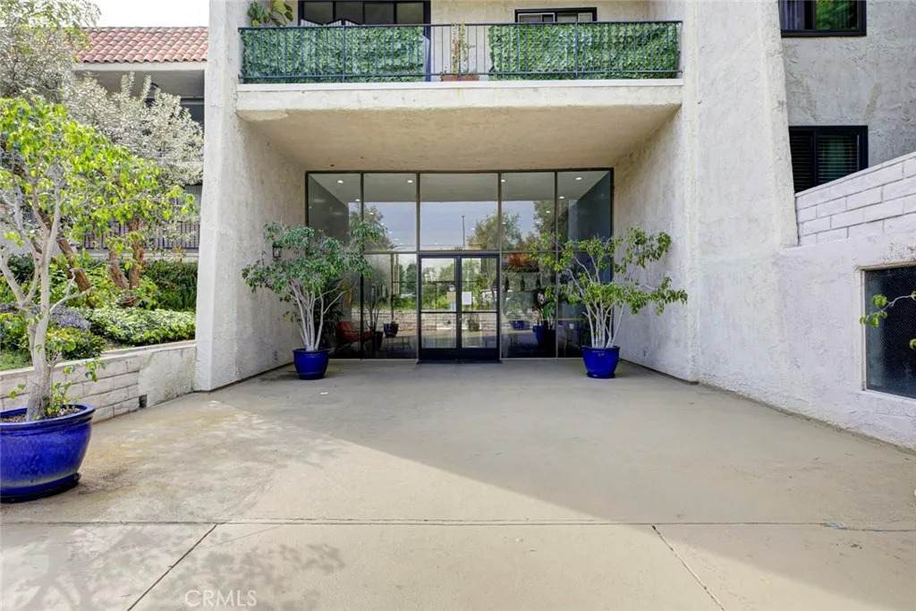 1401 Valley View - Photo 1