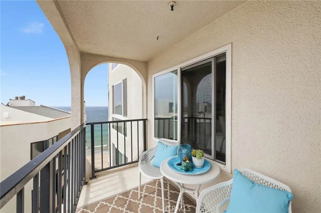565 Esplanade - Photo 1