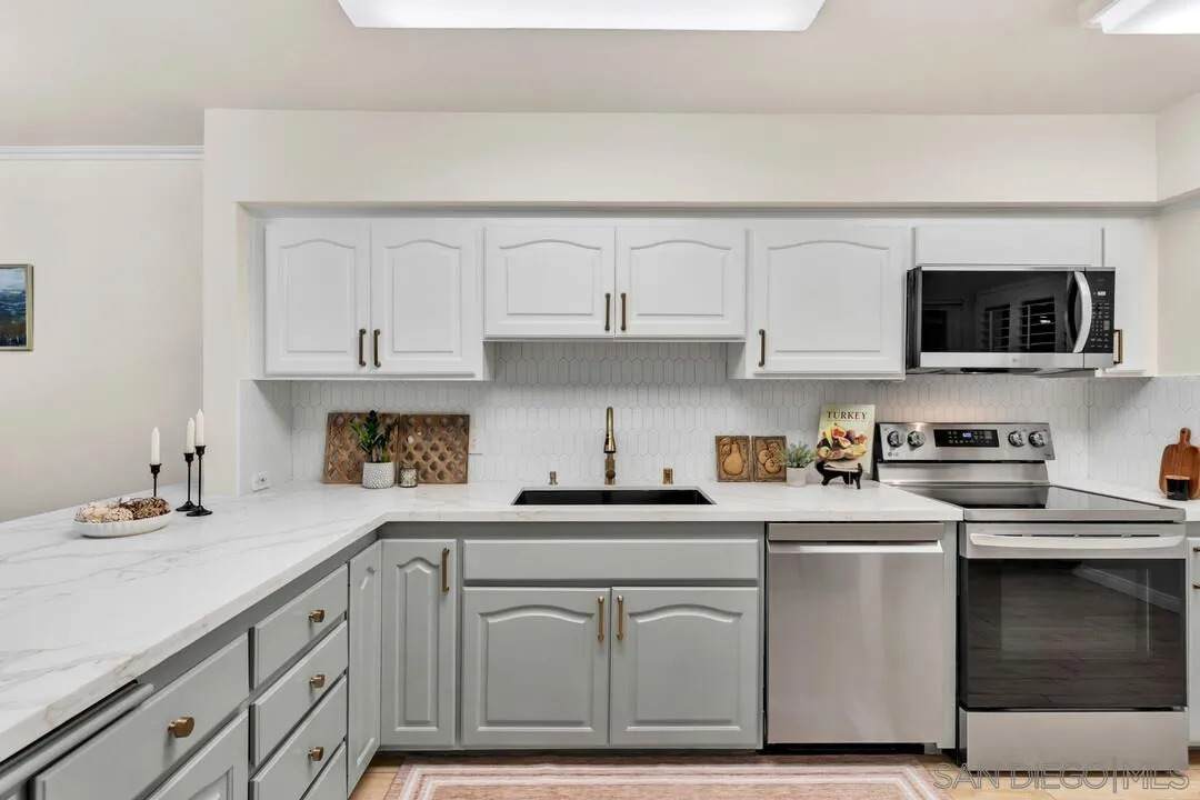 2600 Torrey Pines Rd - Photo 1