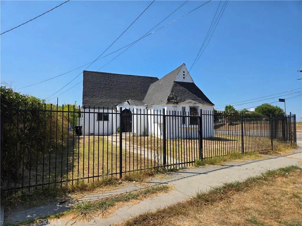 452 Laconia Boulevard - Photo 1