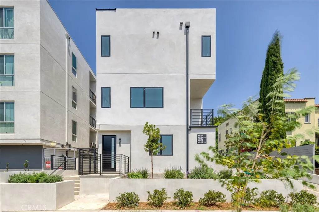 4827 Oakwood Avenue - Photo 1