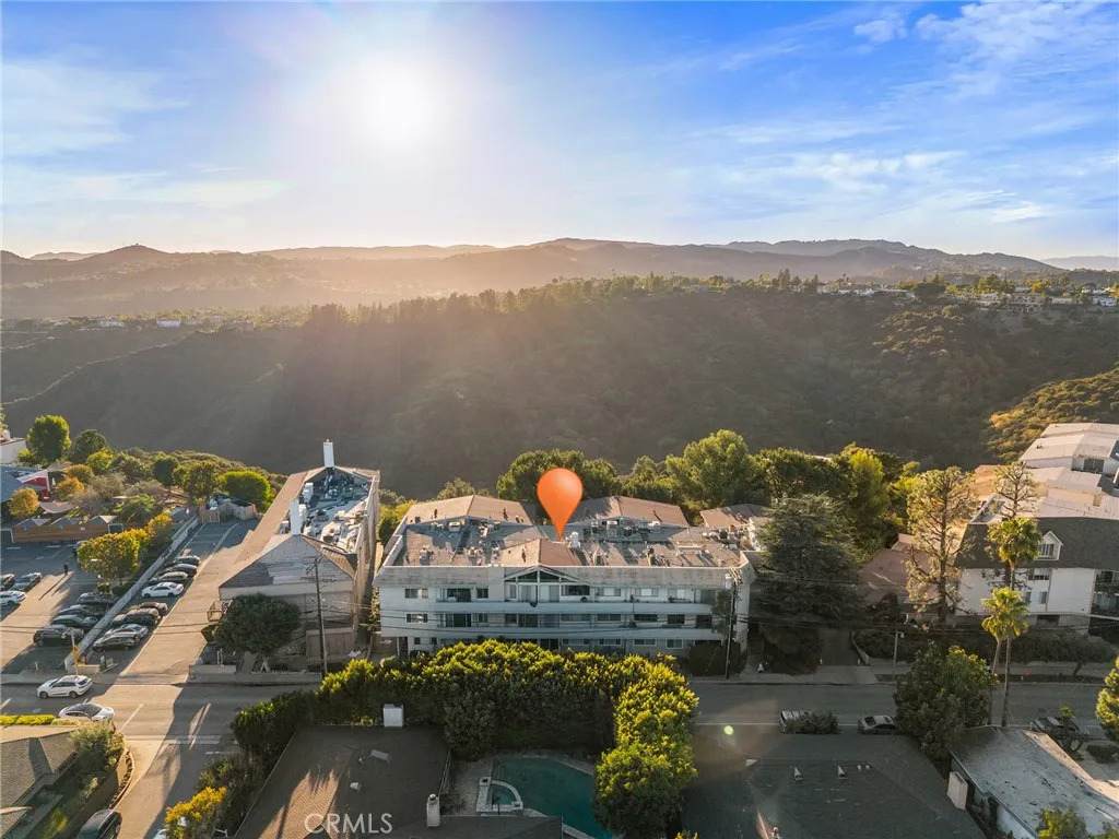 2345 Roscomare - Photo 1