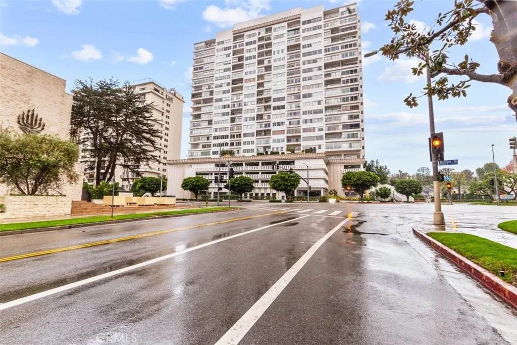 10501 Wilshire - Photo 1