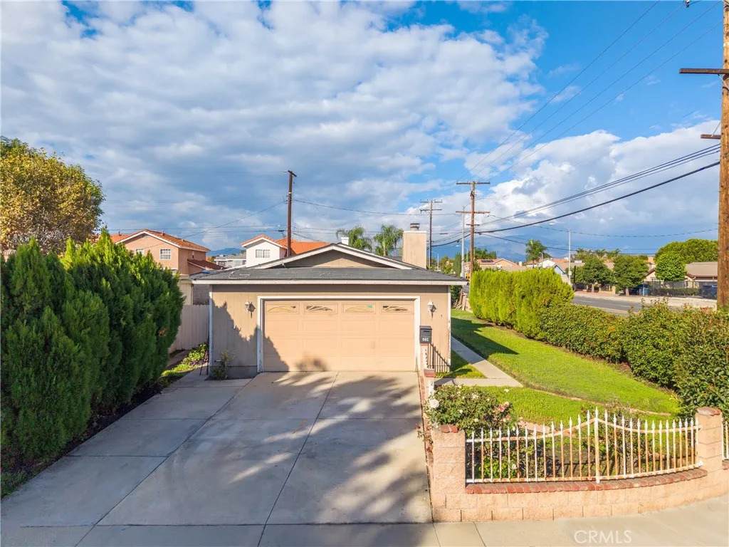 905 Fremont St - Photo 1