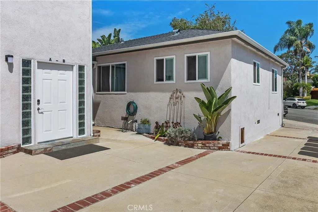 423 Westminster Avenue - Photo 1