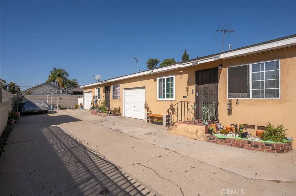 1405 Lagoon Avenue - Photo 1