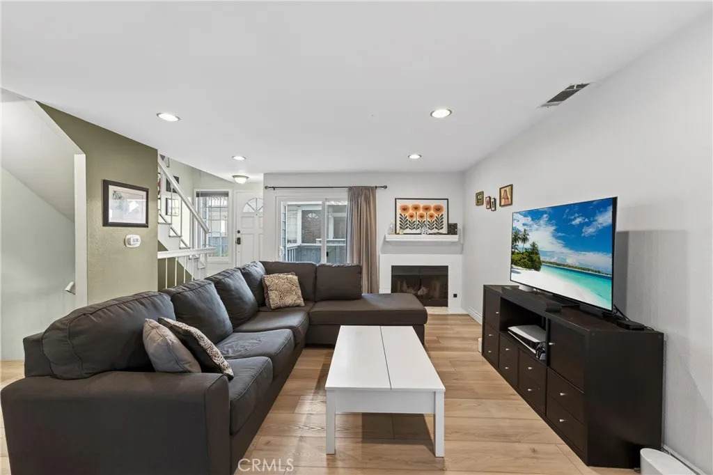 107 Spring - Photo 1