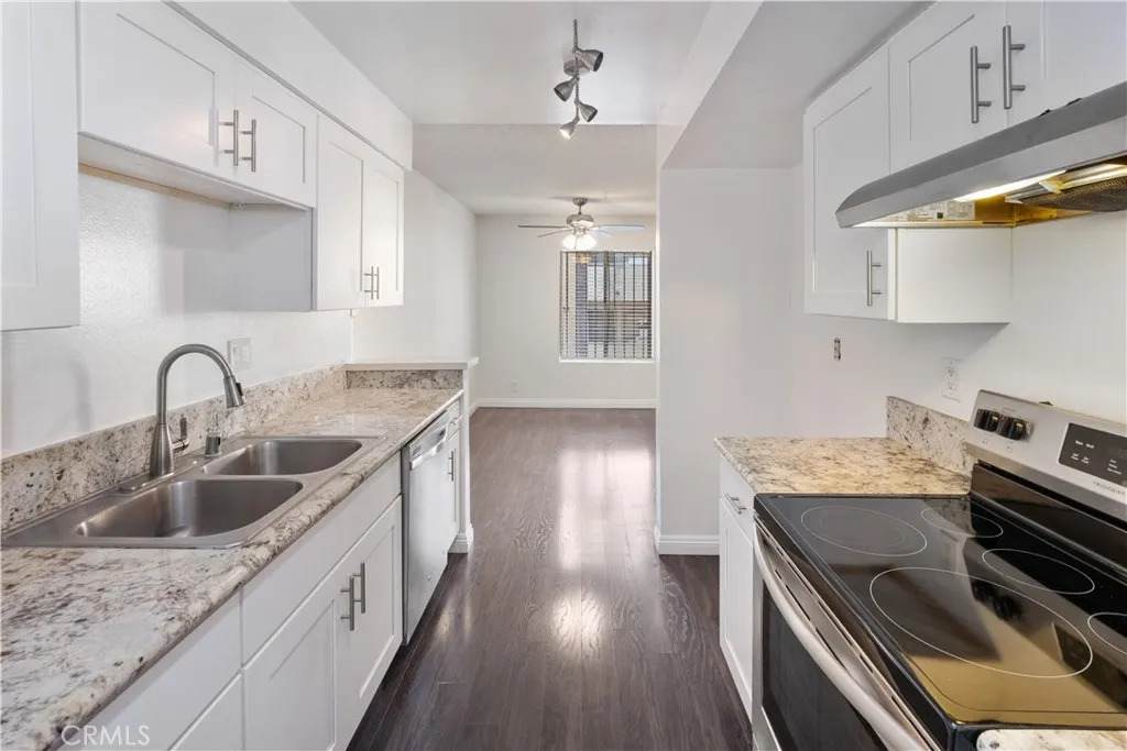 433 Manhattan - Photo 1