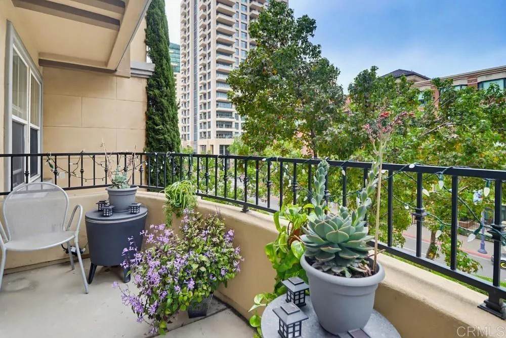 301 W G St - Photo 1
