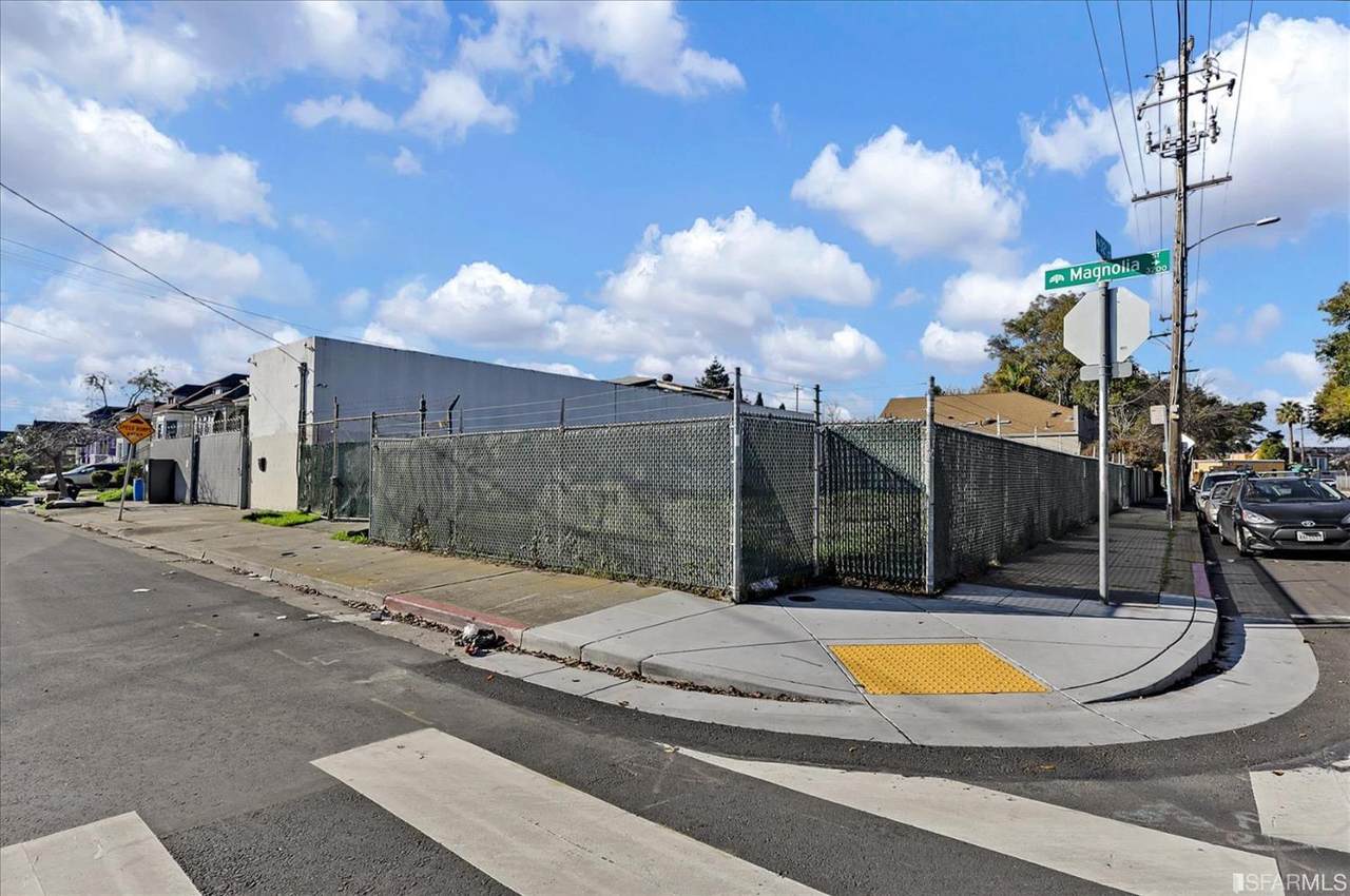 1201 32nd Street - Photo 1