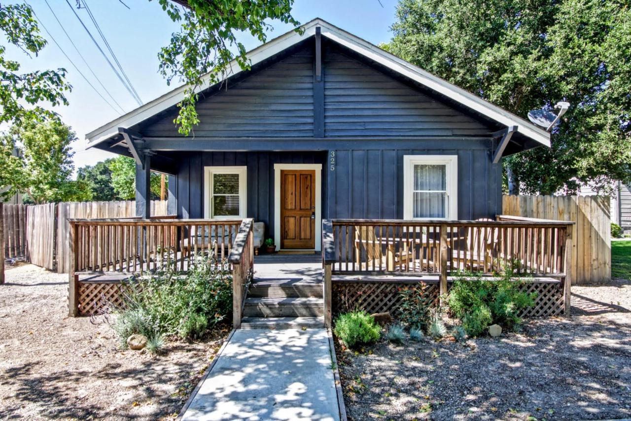 325 Bell St - Photo 1