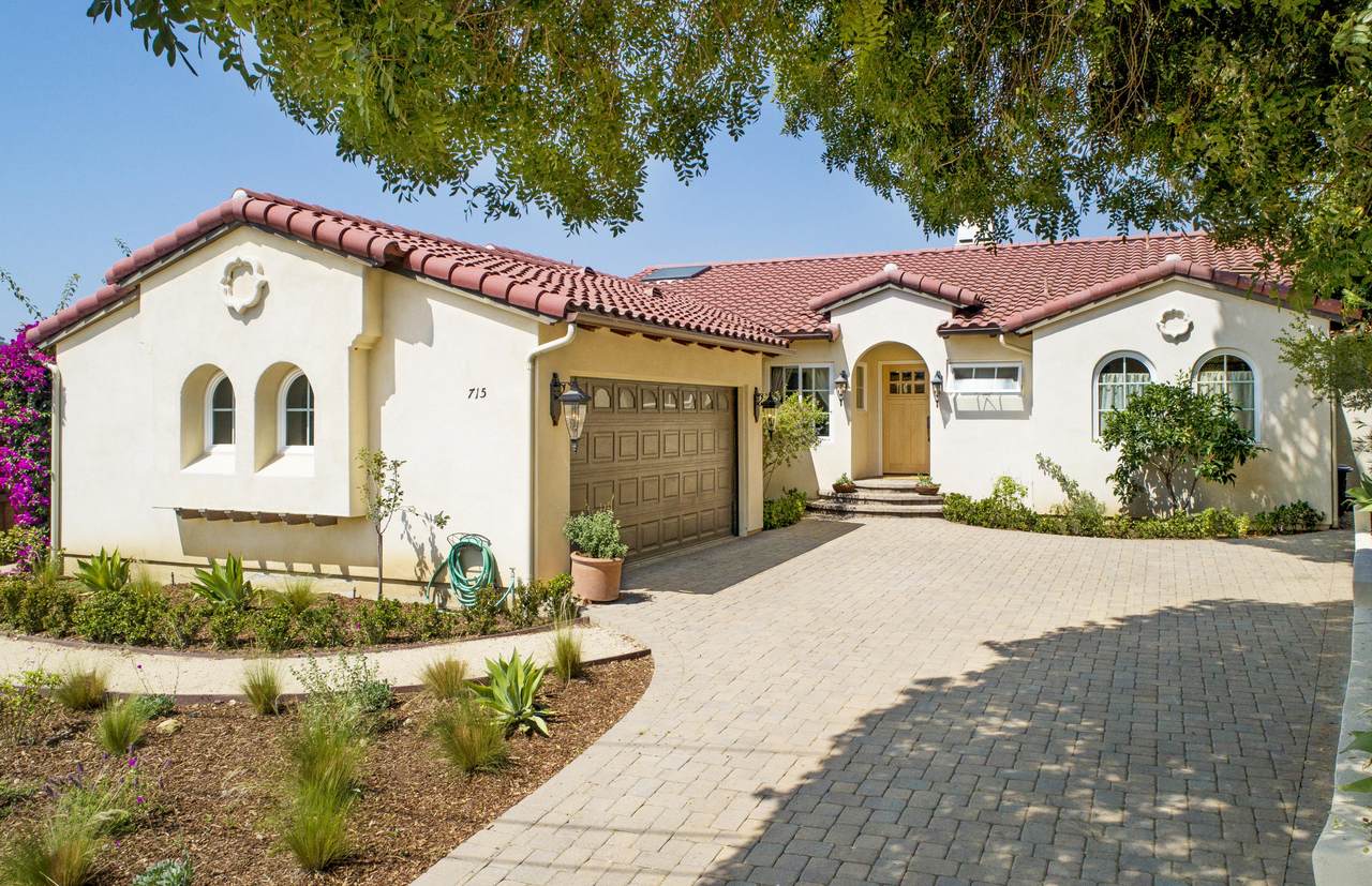 715 Circle Dr - Photo 1