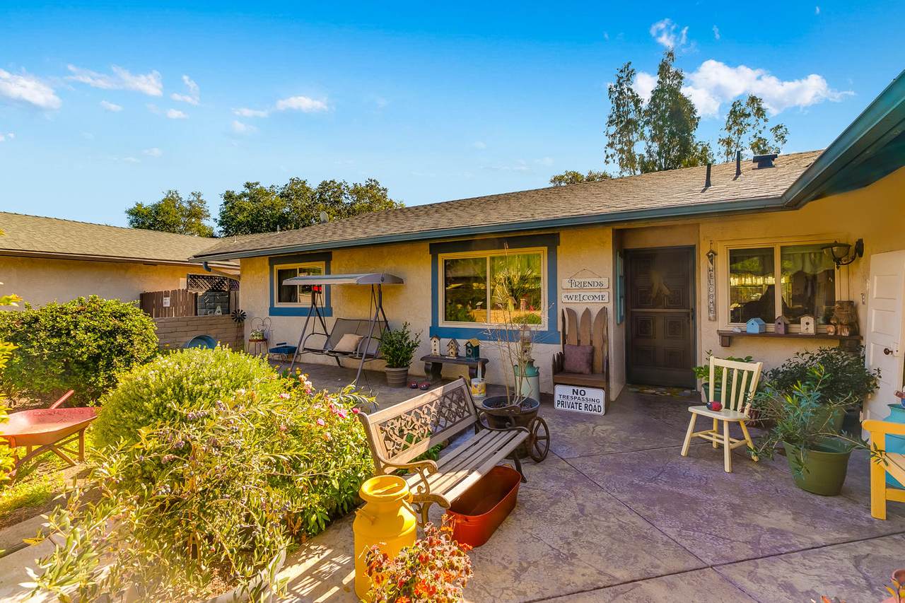 562 Thomas Street - Photo 1