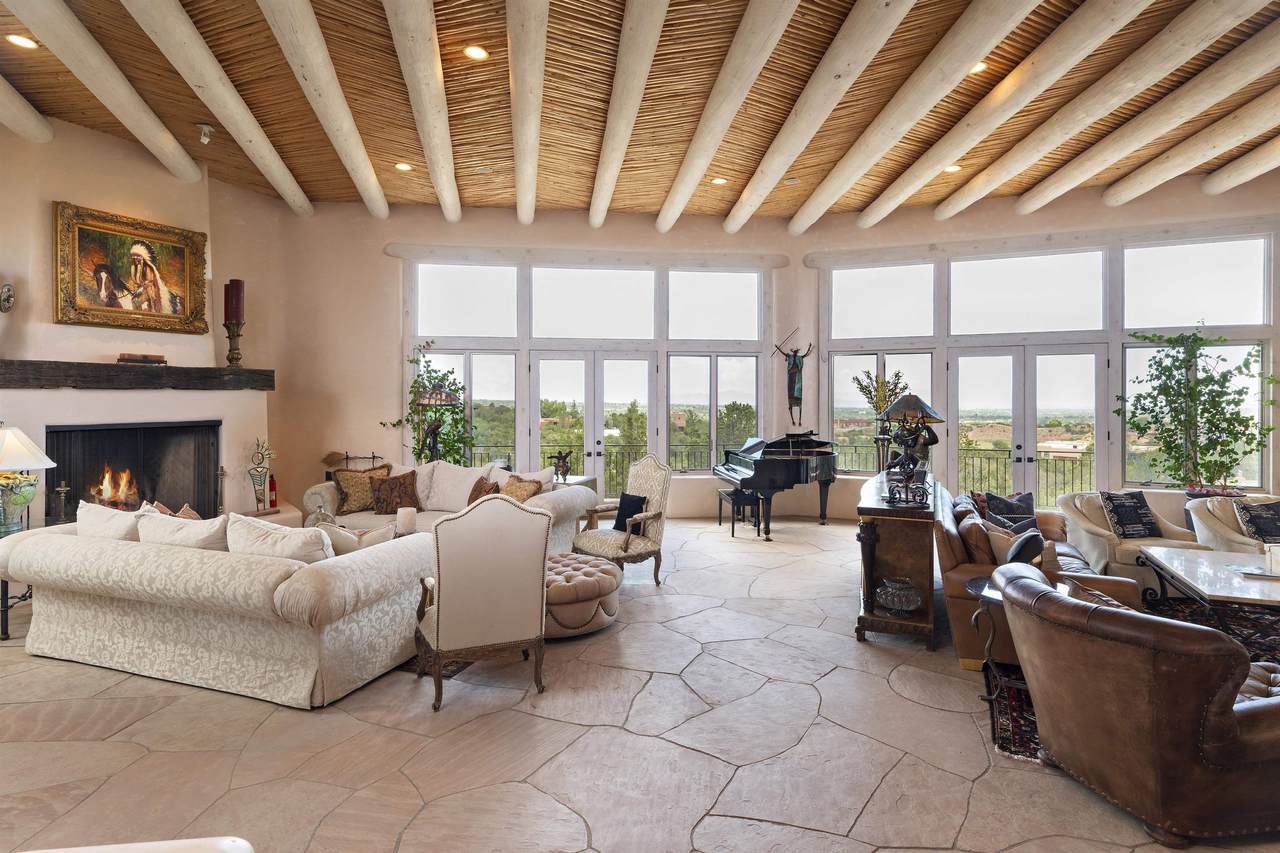 811 Los Lovatos - Photo 1