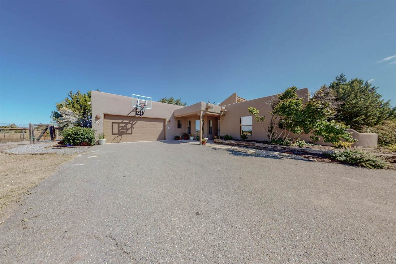24 Aventura - Photo 1