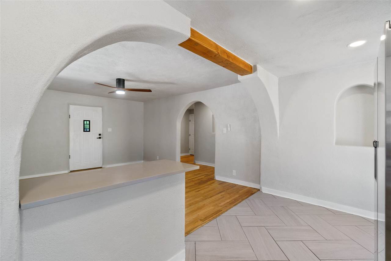 703 Columbia - Photo 1