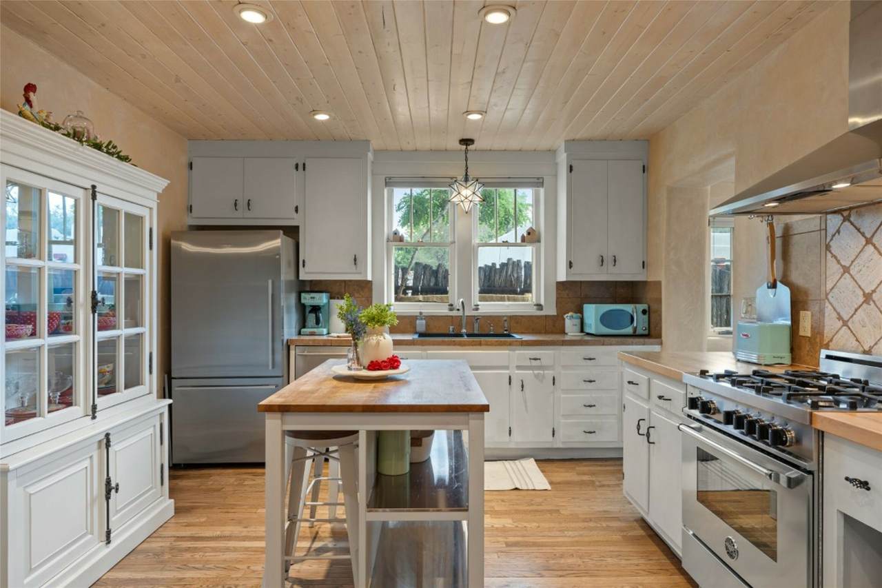 635 Chavez - Photo 1