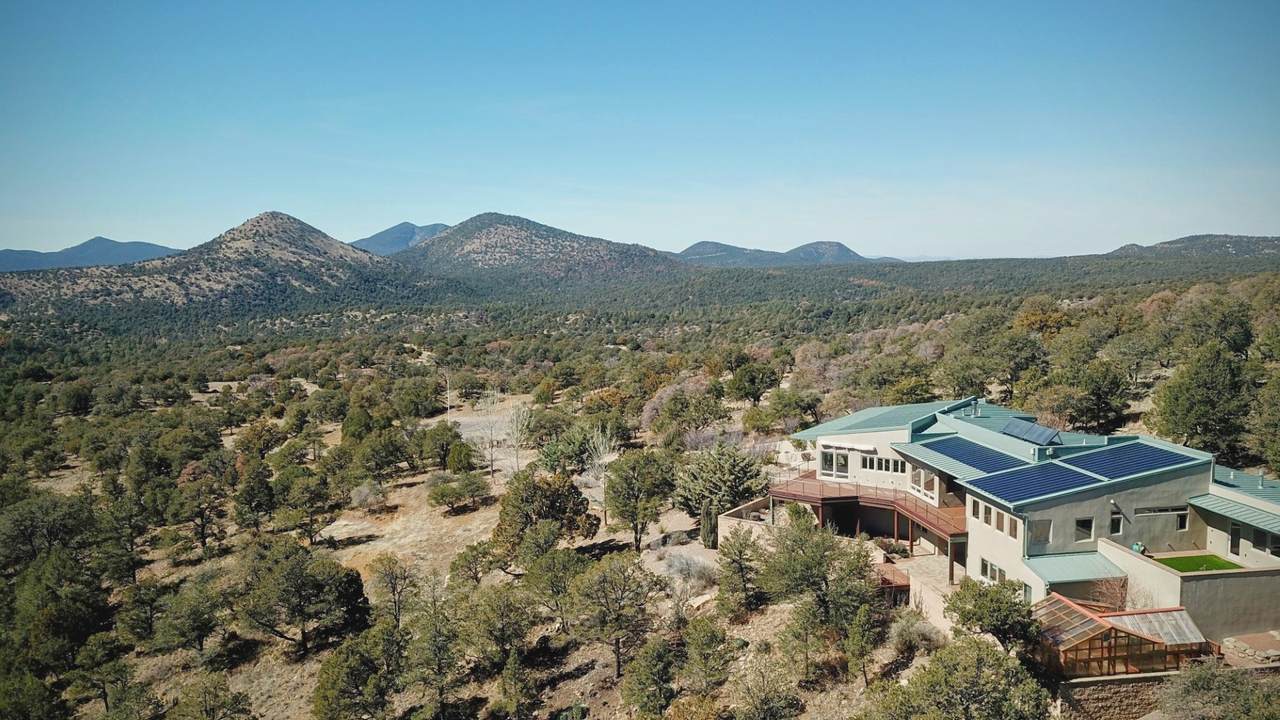 https://bt-photos.global.ssl.fastly.net/santafe/1280_boomver_1_202600802-2.jpg