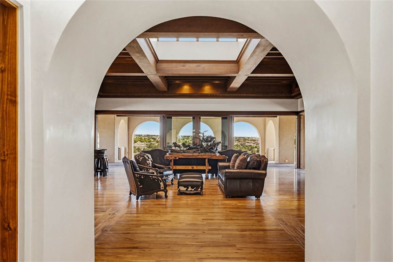 https://bt-photos.global.ssl.fastly.net/santafe/1280_boomver_1_202601269-2.jpg