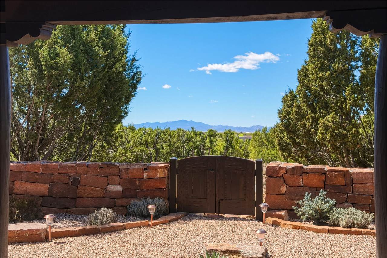 https://bt-photos.global.ssl.fastly.net/santafe/1280_boomver_1_202602507-2.jpg