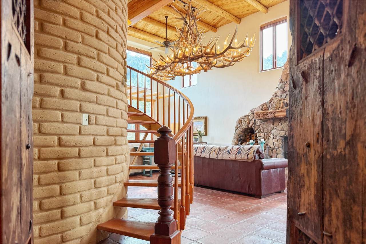 https://bt-photos.global.ssl.fastly.net/santafe/1280_boomver_2_202601508-2.jpg