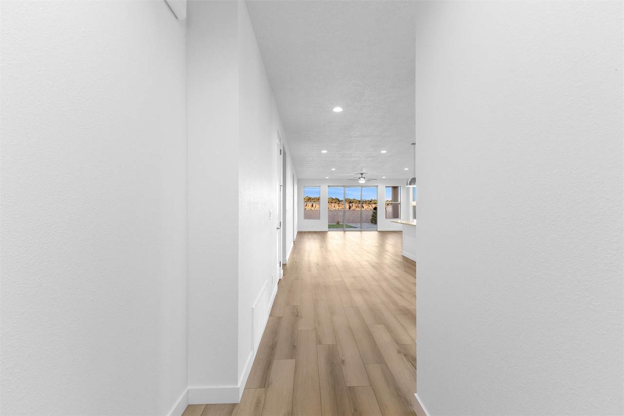 https://bt-photos.global.ssl.fastly.net/santafe/1280_boomver_5_202503985-2.jpg