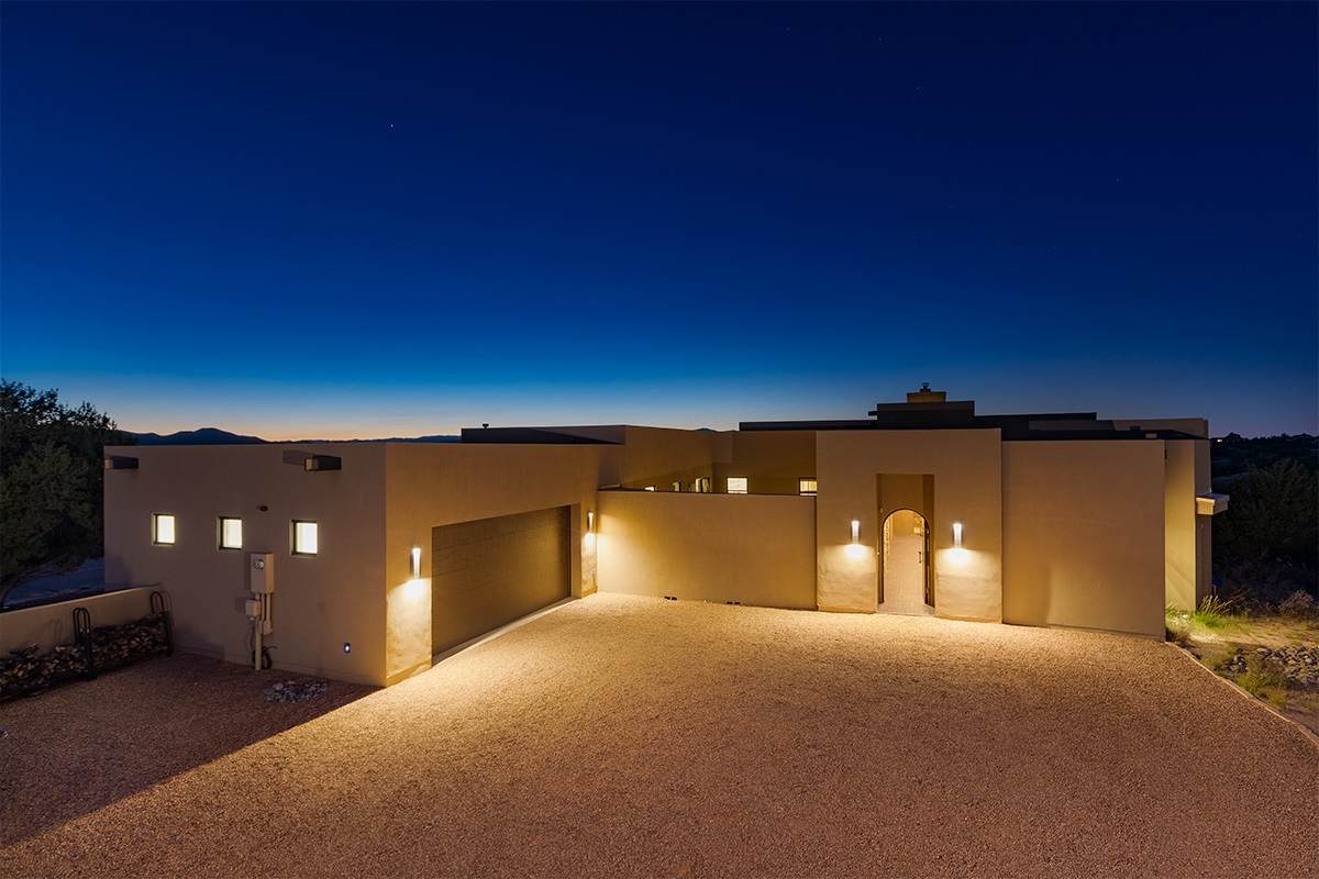 3 Luna Media - Photo 1