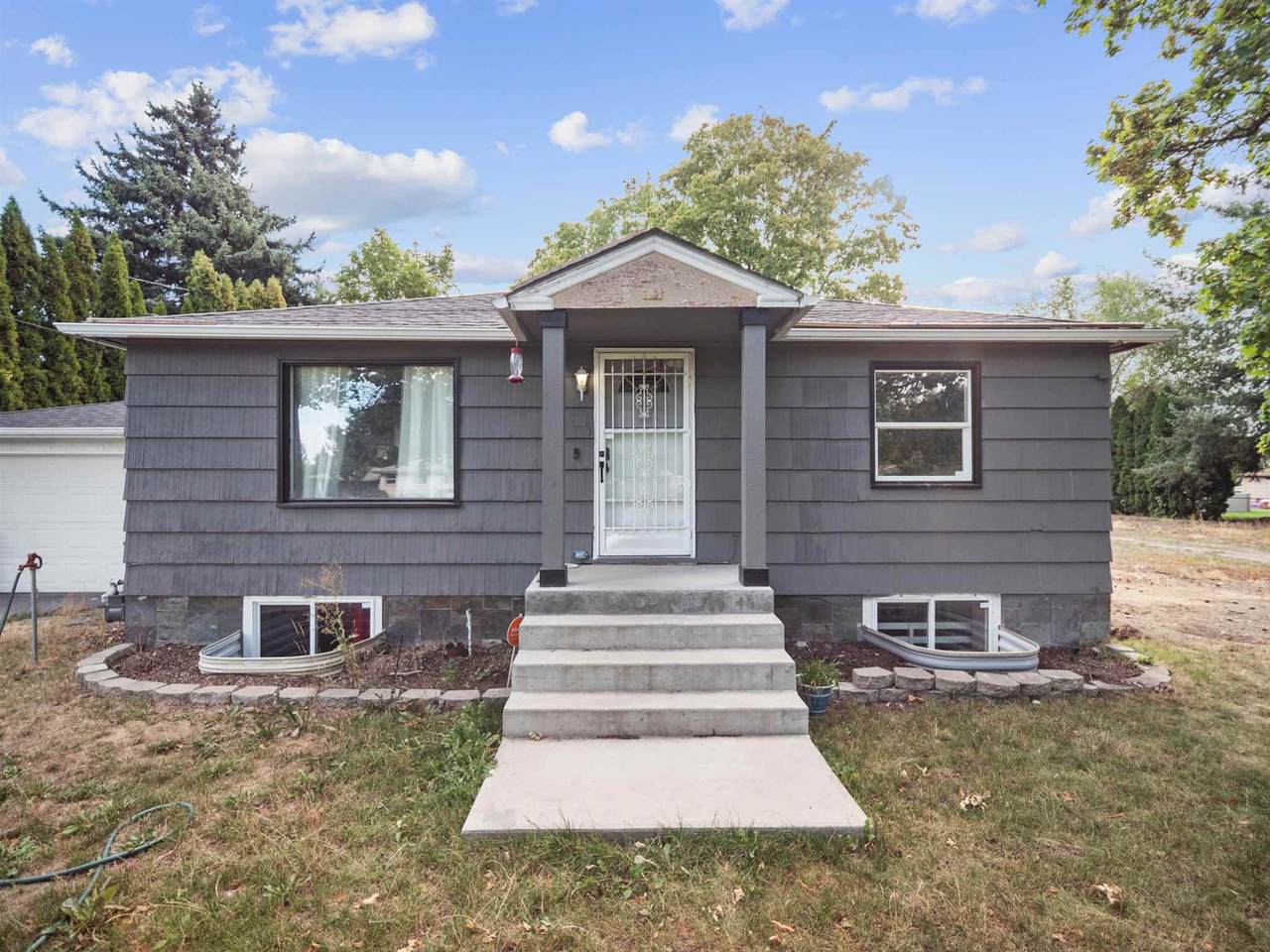 1623 Blake Rd - Photo 1