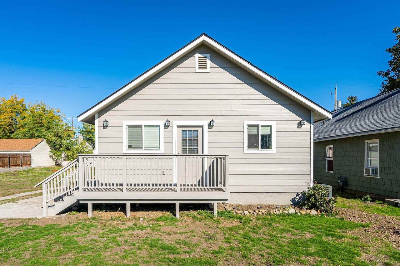 1611 Ostrander Ave - Photo 1