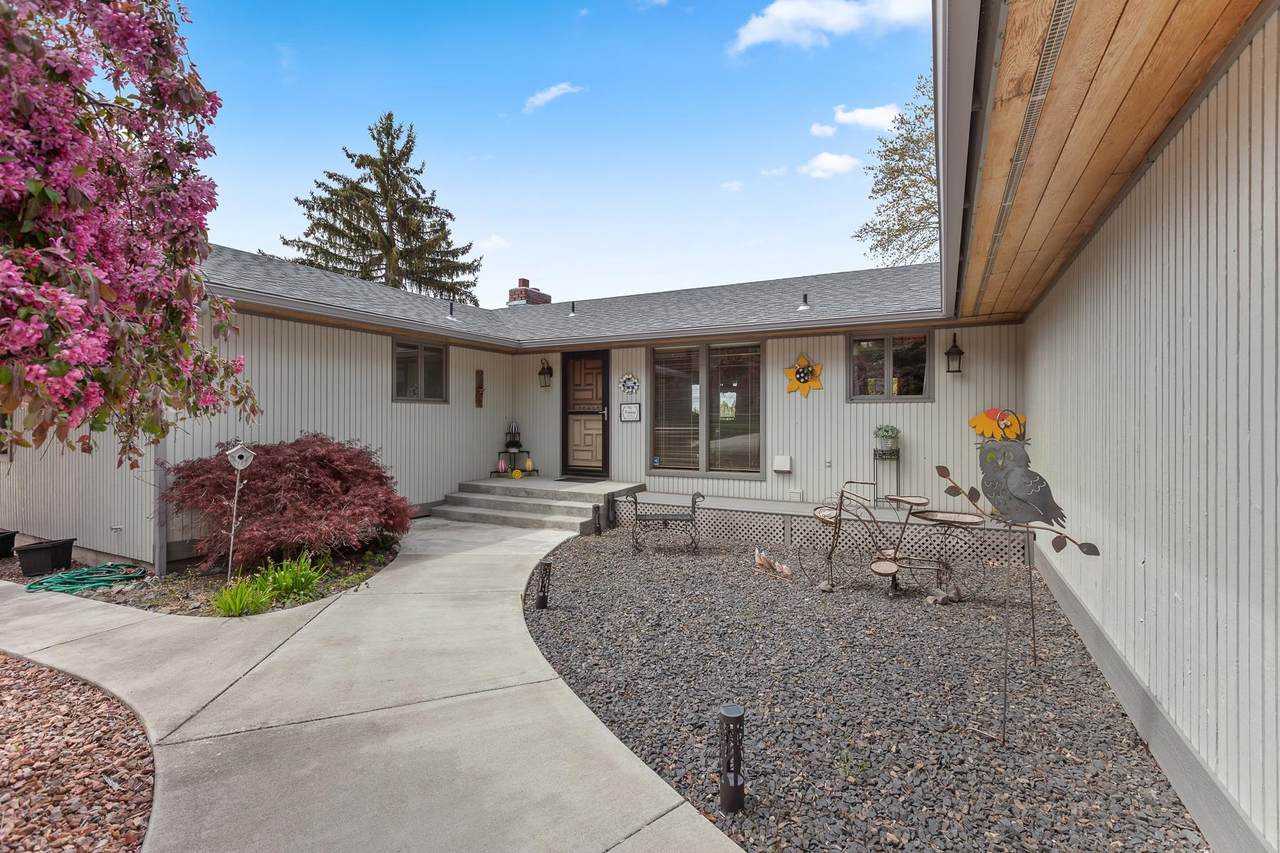 1920 Ridgemont Dr - Photo 1