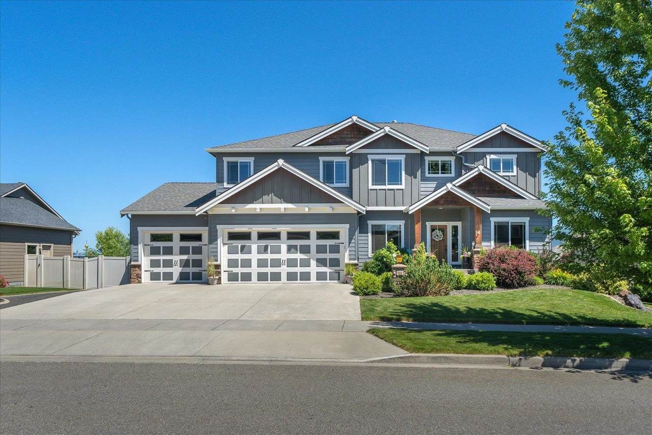 2025 Selkirk Dr - Photo 1