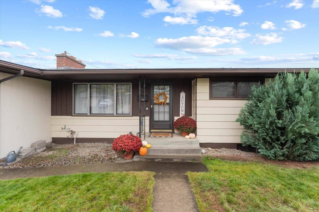 2219 Rosewood Ave - Photo 1