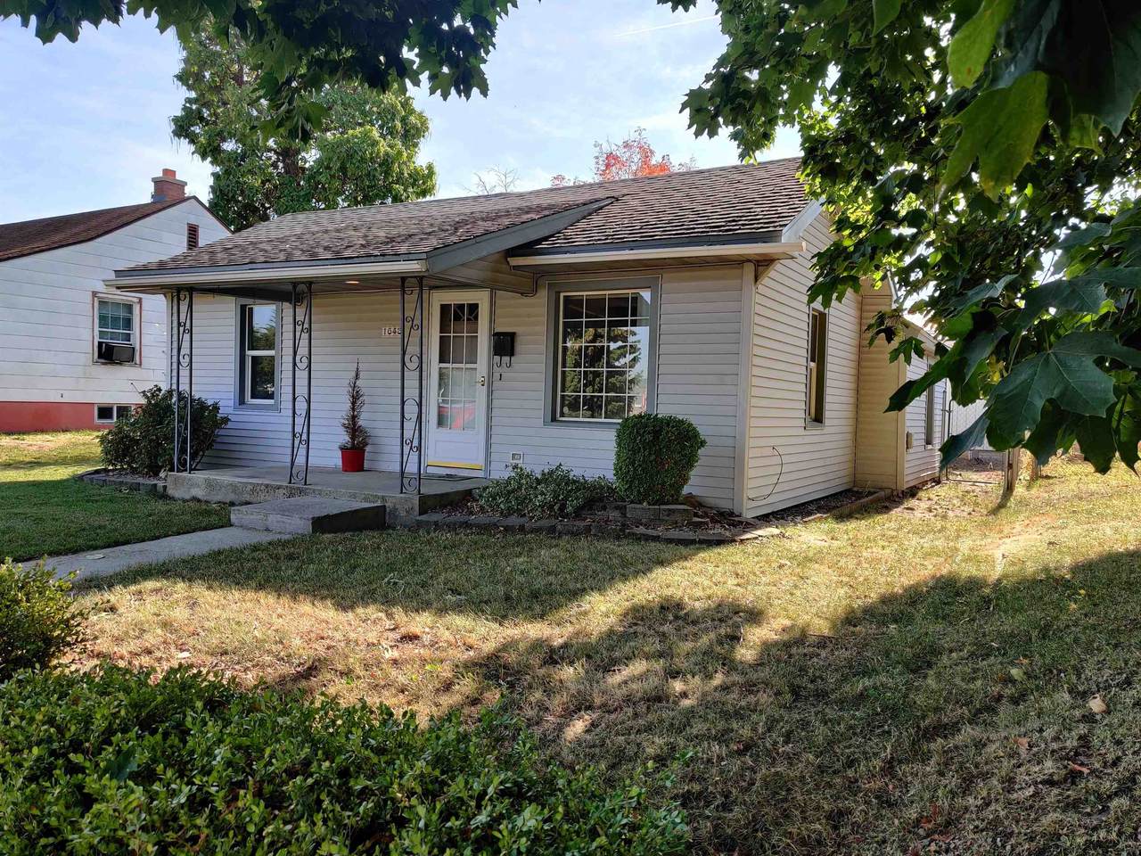 1648 Broad Ave - Photo 1