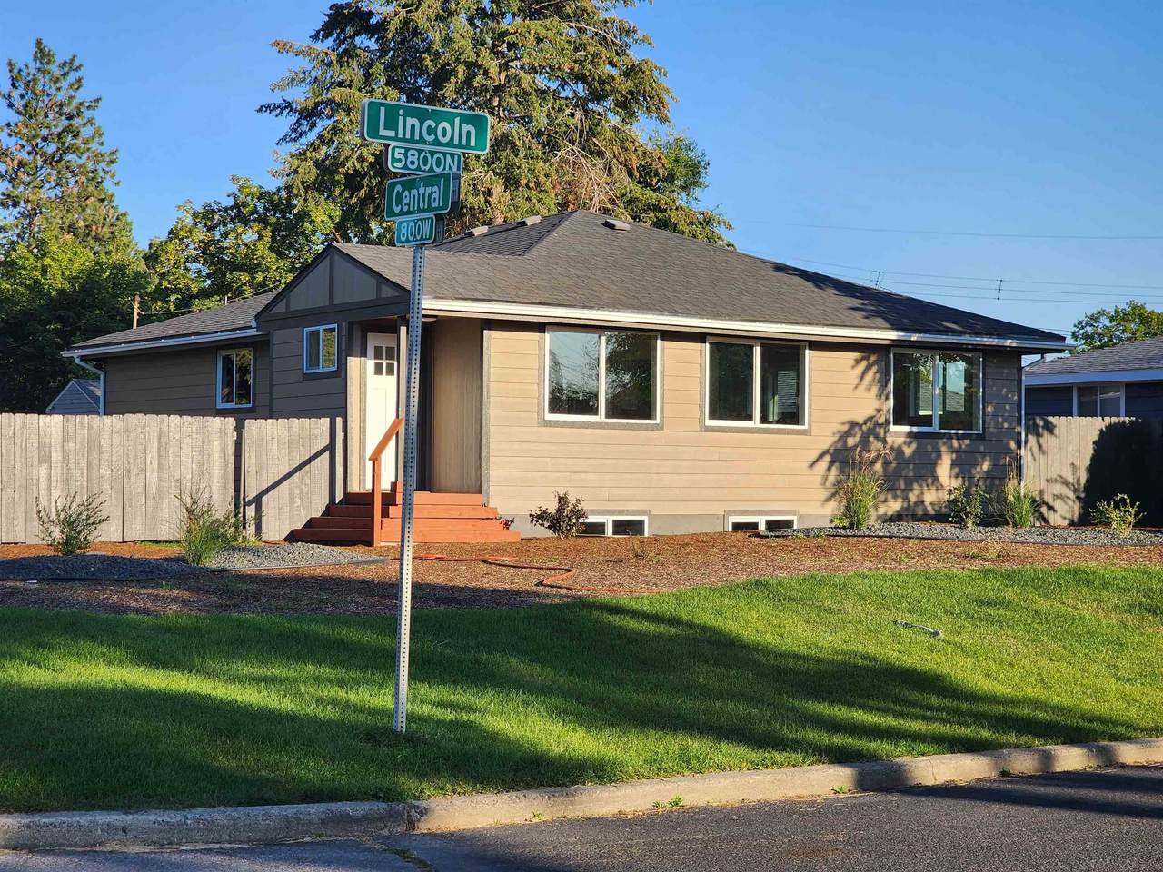 5824 Lincoln St - Photo 1
