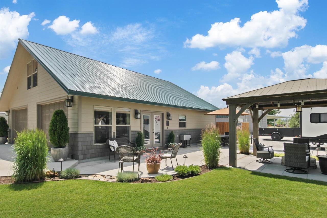 15 Guinevere Dr - Photo 1