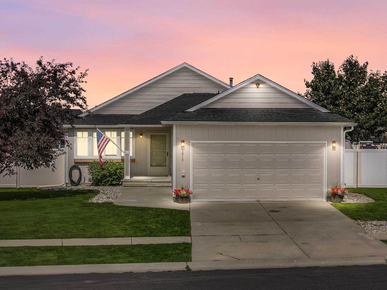 1613 2nd St - Photo 1